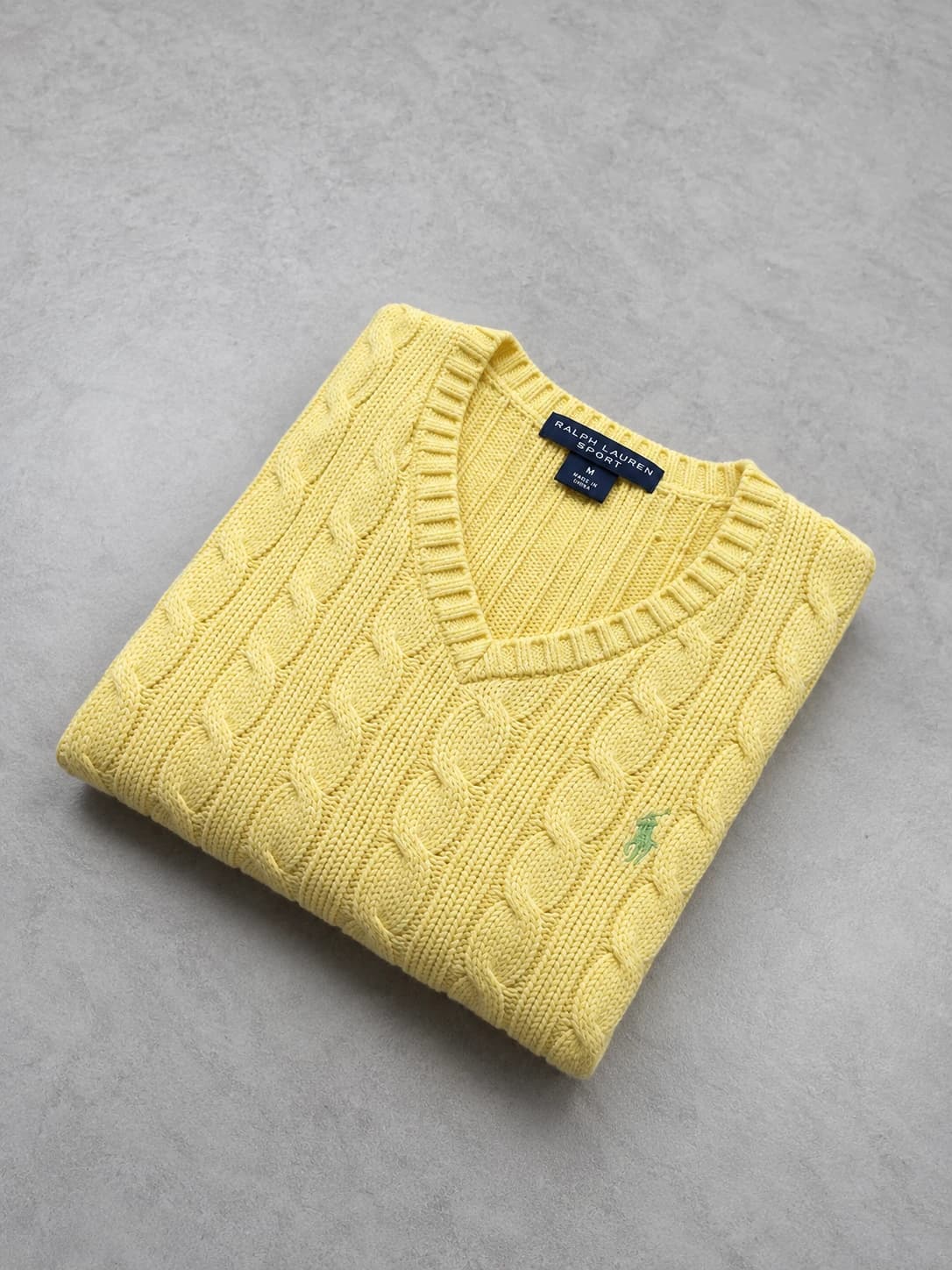 Pull, fond béton
