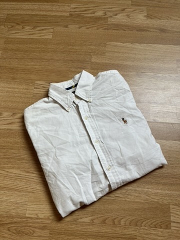 Avant : Chemise : photo d'origine, puis le même fond rendu propre et net