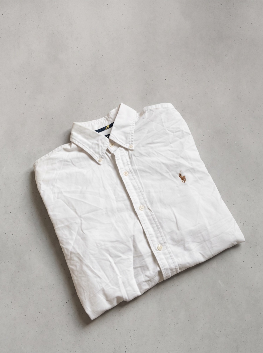 Avec Shooty : Chemise : même article, posé sur un fond béton de studio