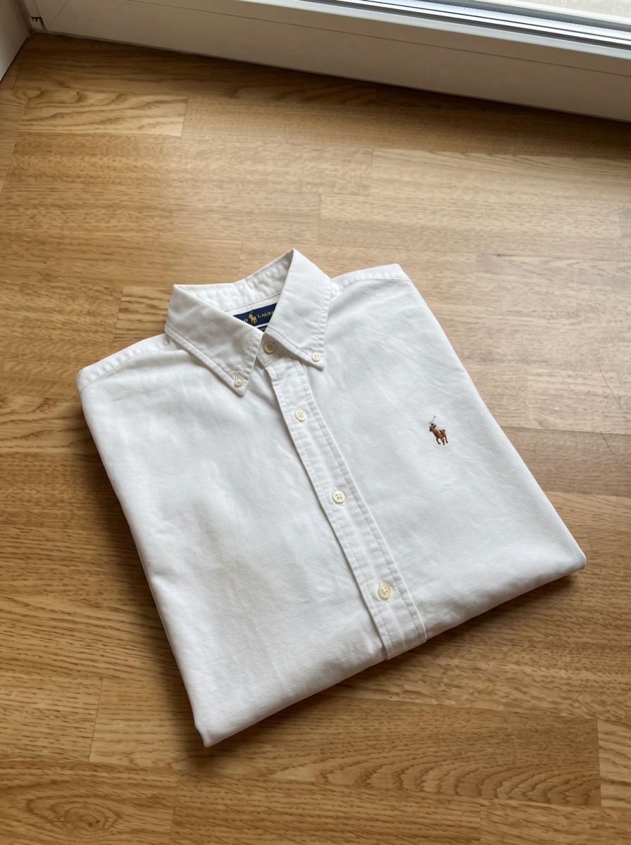 Avec Shooty : Chemise : photo d'origine, puis le même fond rendu propre et net