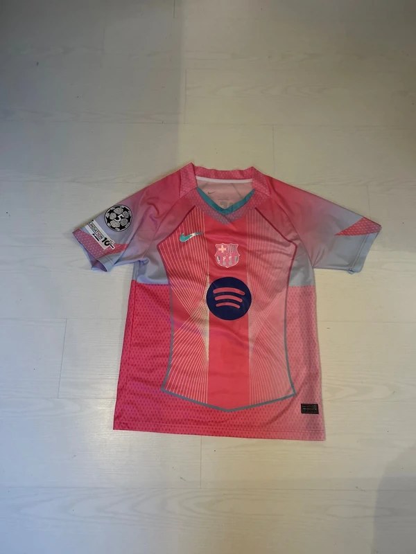 Avant : Et pour le reste de ton dressing : maillot de foot remis en scène