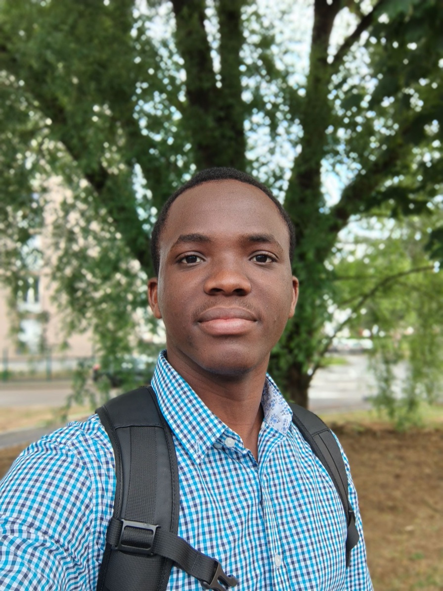 Avant : Selfie, puis portrait pro pour un profil ou un CV