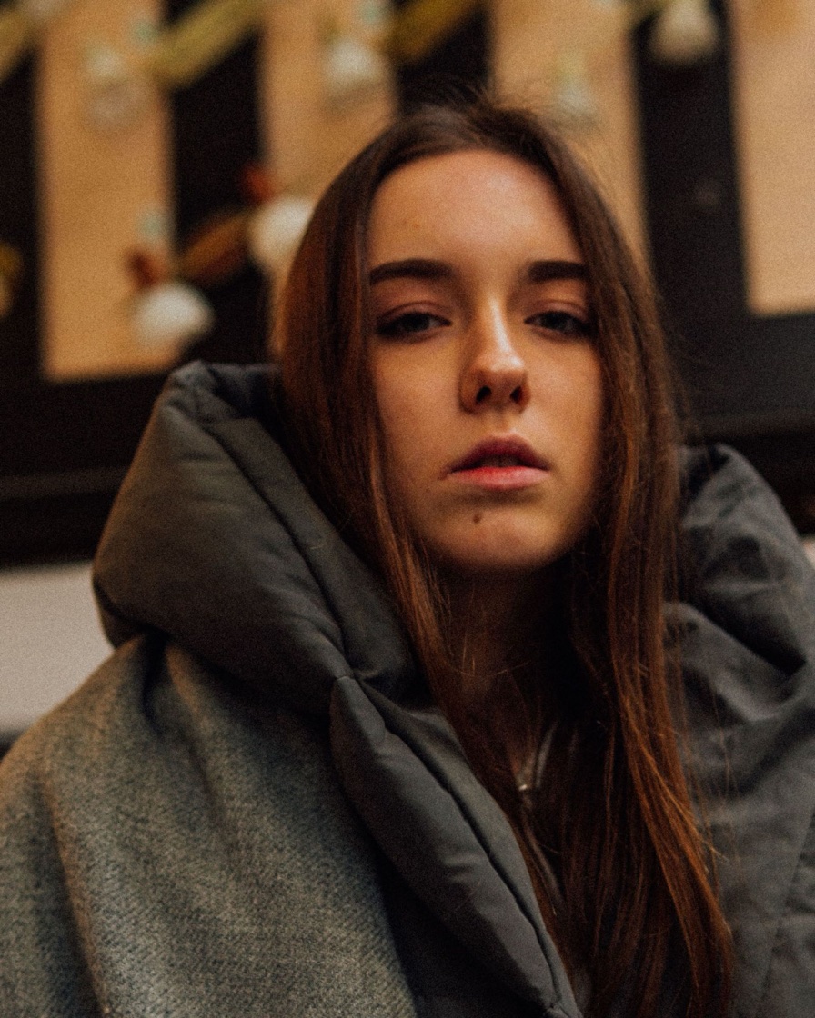 Avant : Même personne, même visage, fond et lumière de studio
